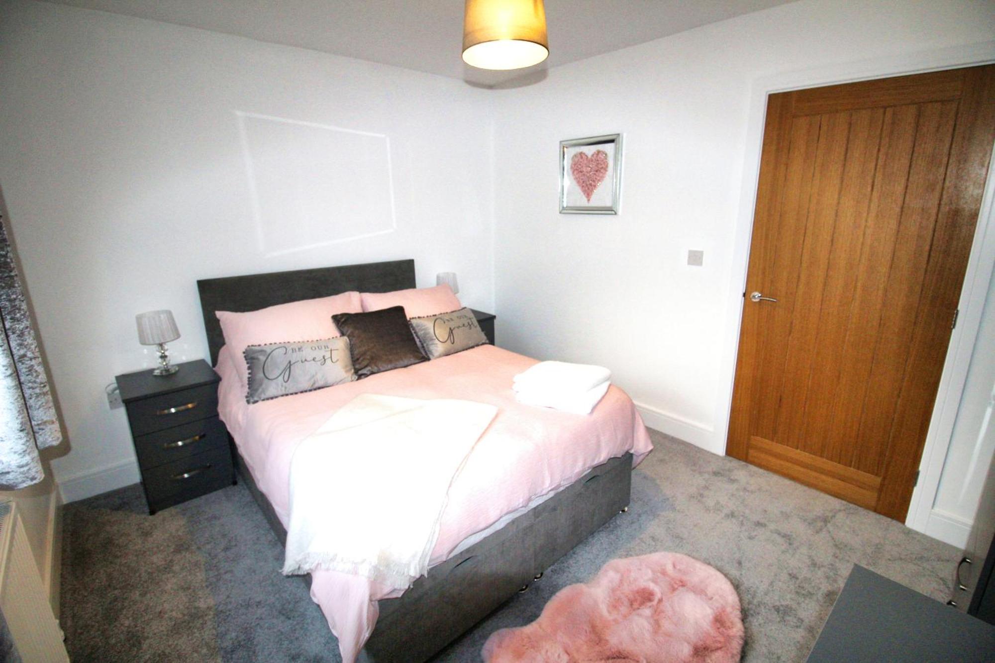 Rotherham - Rawmarsh - Great Customer Feedback - 2 Bed Bungalow - New Build - High End Furnishings - Wheel Chair Accessible - Large Enclosed Garden - Dog Friendly Ngoại thất bức ảnh