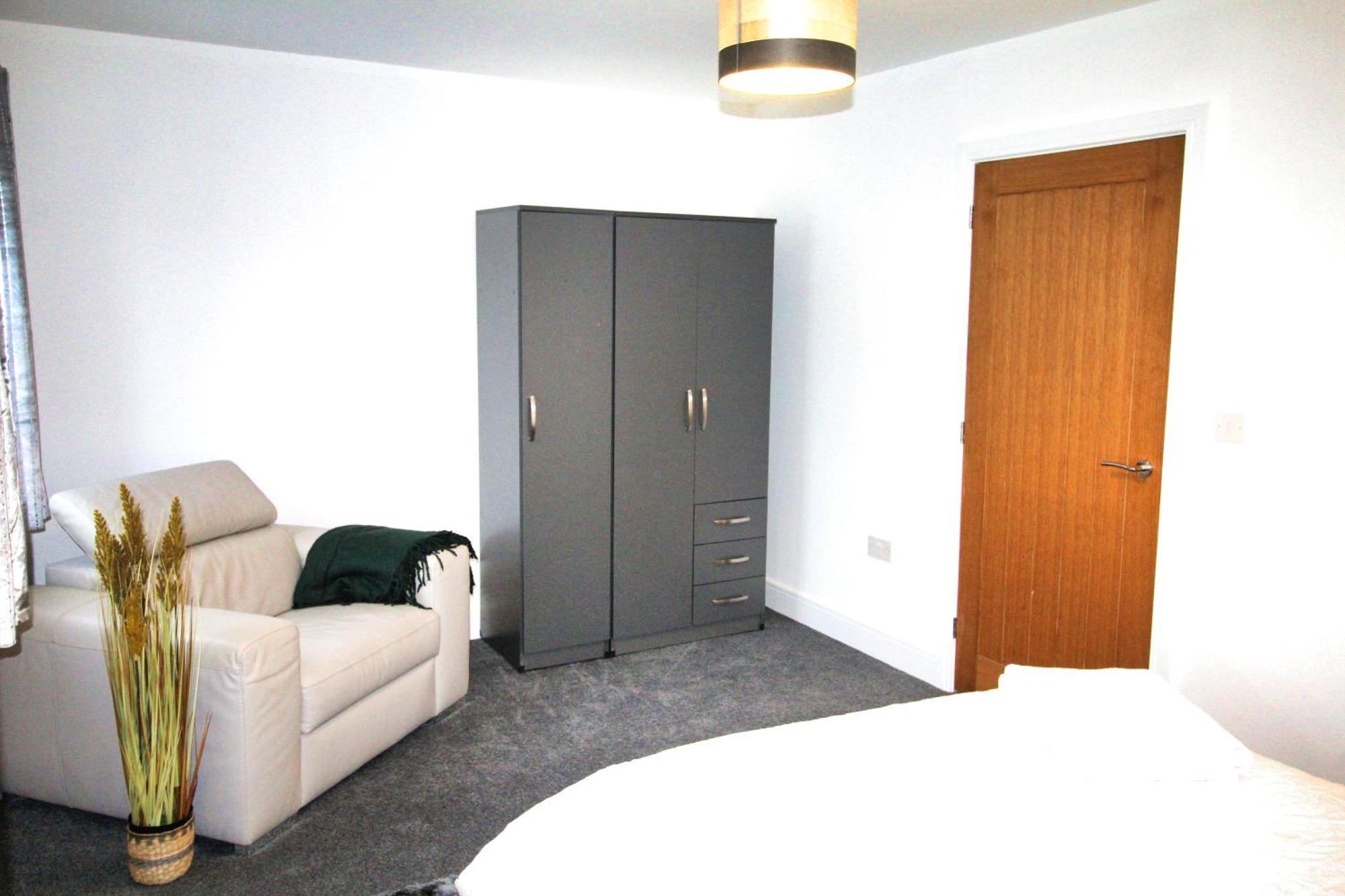Rotherham - Rawmarsh - Great Customer Feedback - 2 Bed Bungalow - New Build - High End Furnishings - Wheel Chair Accessible - Large Enclosed Garden - Dog Friendly Ngoại thất bức ảnh