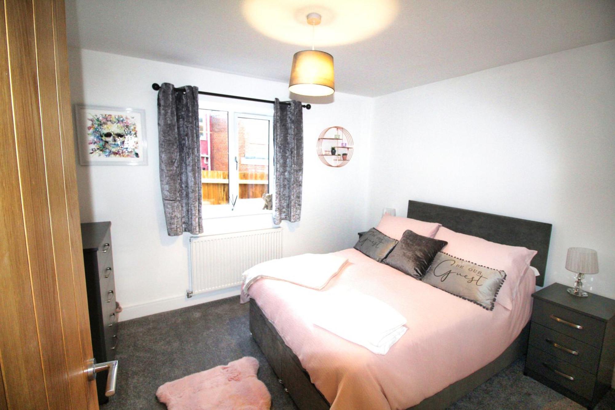 Rotherham - Rawmarsh - Great Customer Feedback - 2 Bed Bungalow - New Build - High End Furnishings - Wheel Chair Accessible - Large Enclosed Garden - Dog Friendly Ngoại thất bức ảnh