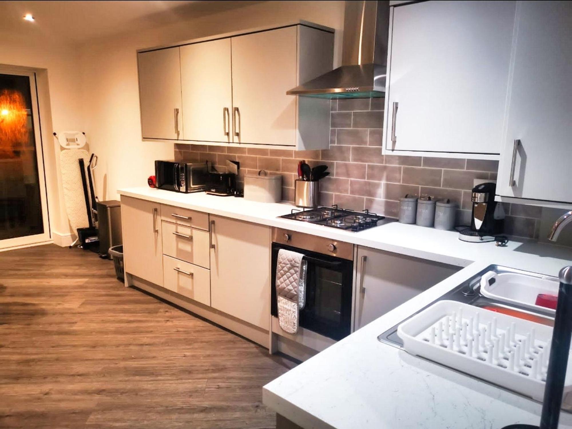 Rotherham - Rawmarsh - Great Customer Feedback - 2 Bed Bungalow - New Build - High End Furnishings - Wheel Chair Accessible - Large Enclosed Garden - Dog Friendly Ngoại thất bức ảnh